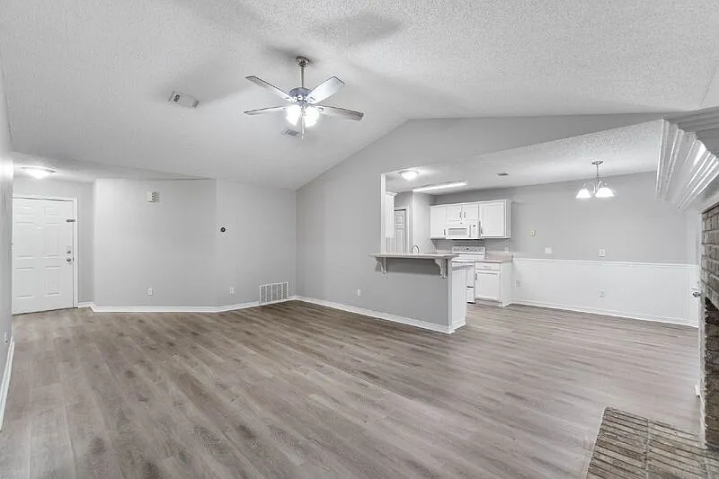 3 bed, 2.0 bath, 1220 sqft, $1,795 — Photo 4