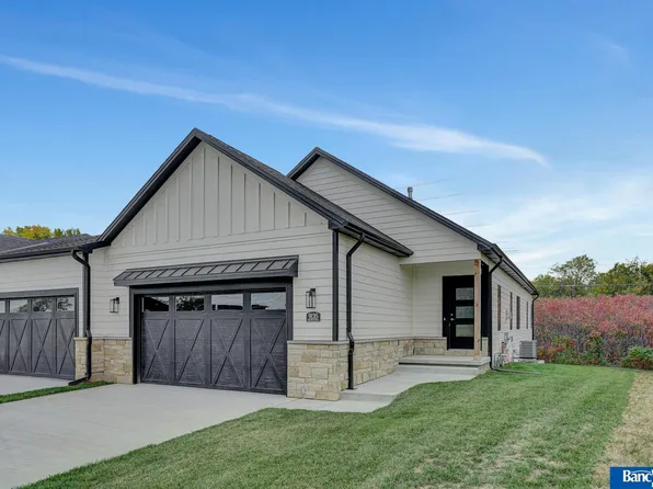 9135 Hillcrest Trl, Lincoln, NE 68520