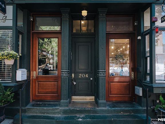 4th image of 204 Washington St APT 2A