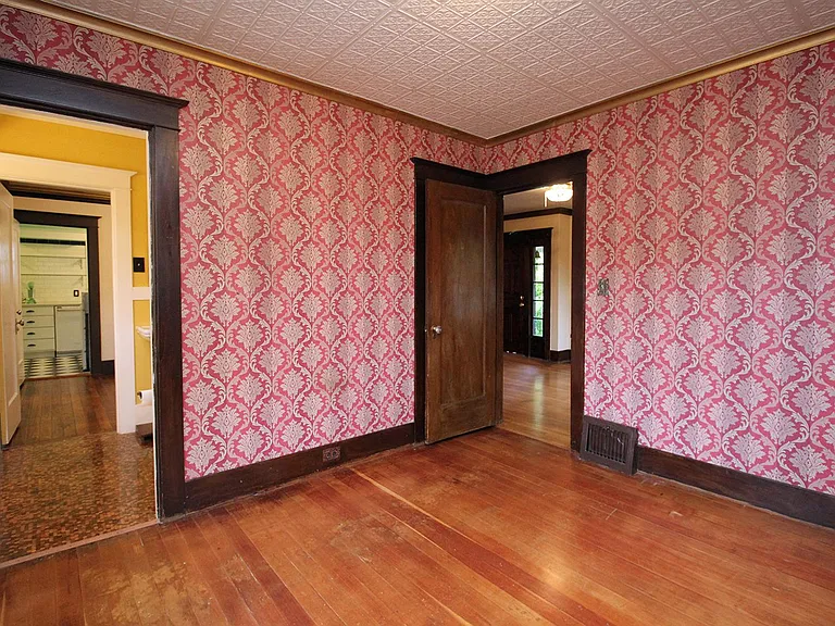 141 NE Bryant St — Photo 18