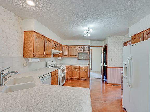 4th image of 4900 Lakeview Dr