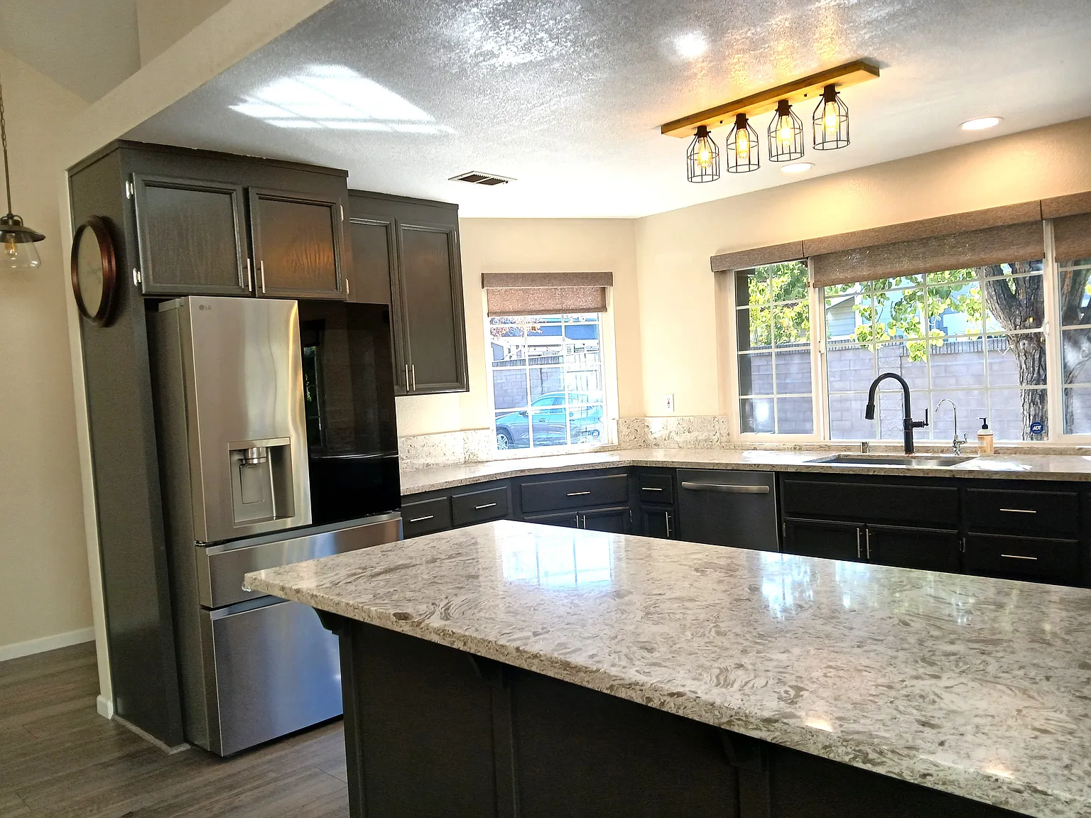 3 bed, 1421 sqft, $4,350 — Photo 4