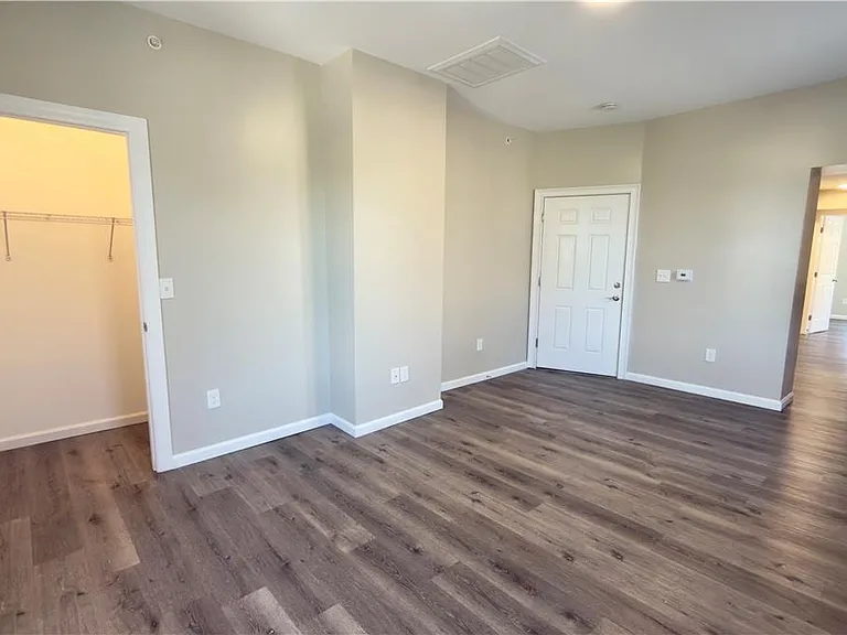 801 W Broad #4 — Photo 12