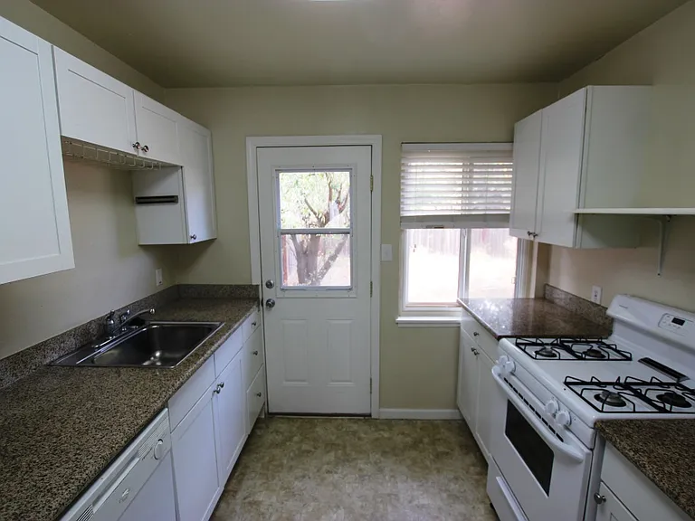 1445 Carleton Dr — Photo 4