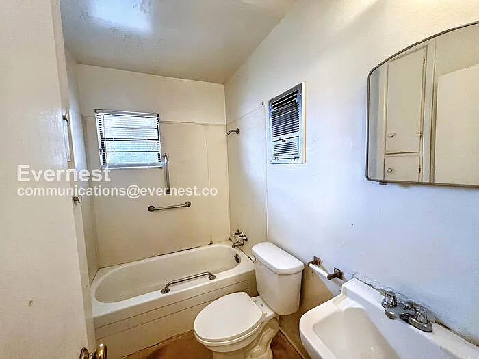 1814 1/2 S Cross St — Photo 9