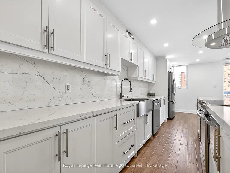 39 Stavebank Rd W #404 — Photo 5