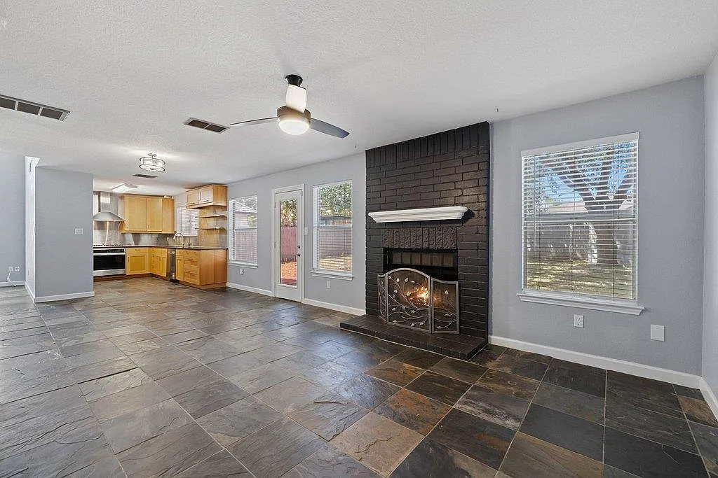 4 bed, 2.5 bath, 1932 sqft, $2,500 — Photo 2