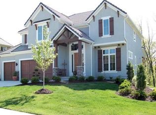 6129 Southlake Dr, Parkville, MO 64152