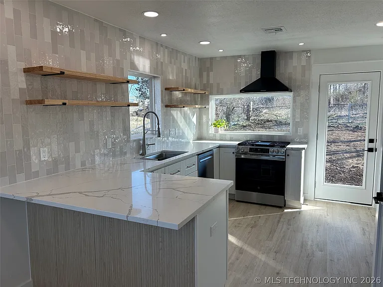 704 S Maryland Ave — Photo 5