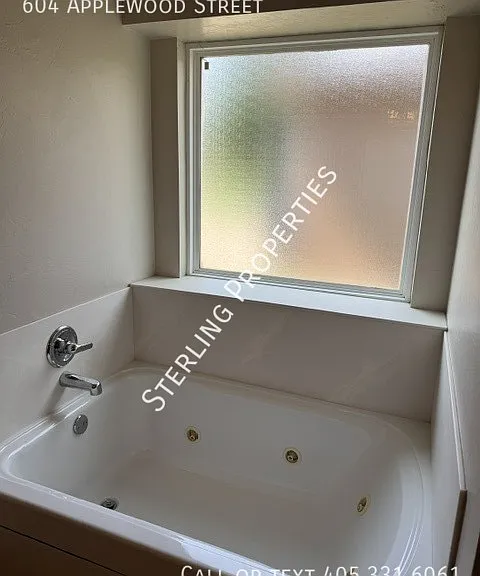 604 Applewood St — Photo 32