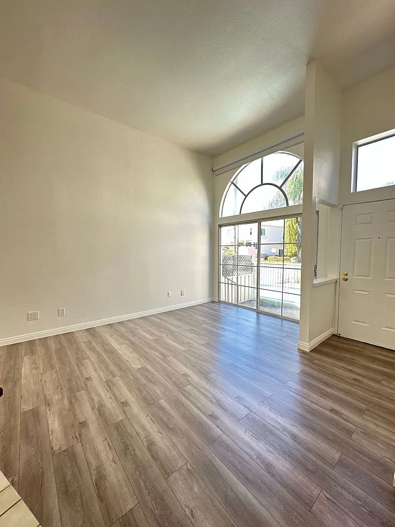 Sherman Oaks - Stunning 2 Bed Townhonme - Wood Floors - Central Heat/Air - 2 Car Garage! — Photo 2