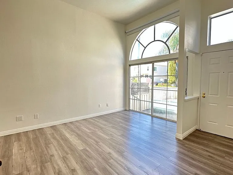 5455 Sylmar Ave #402 — Photo 2