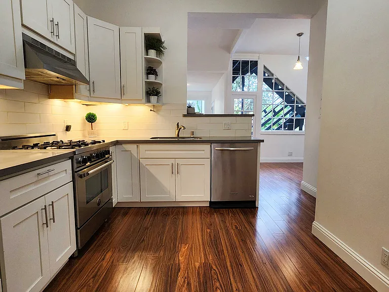 542 Lyon St — Photo 3