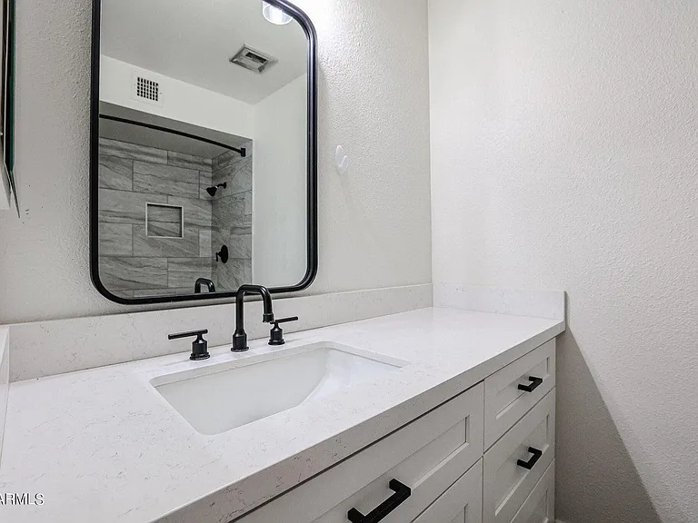 1803 W Maryland Ave — Photo 35