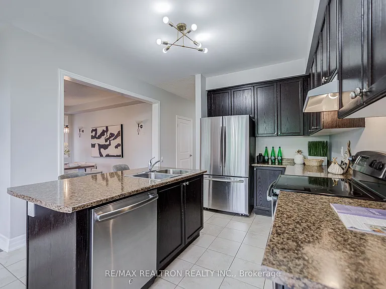48 Robert Wilson Cres — Photo 11