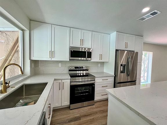 3rd image of 6914 Holly Rd