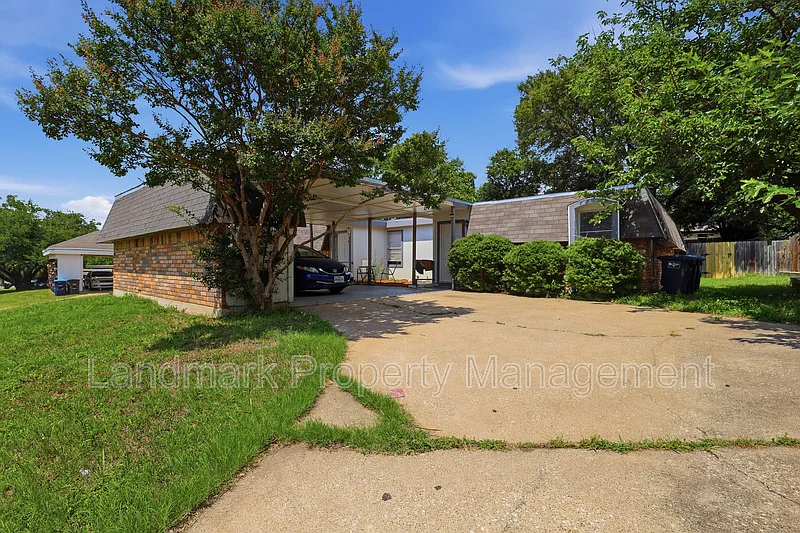 6811 Trail Lake Dr