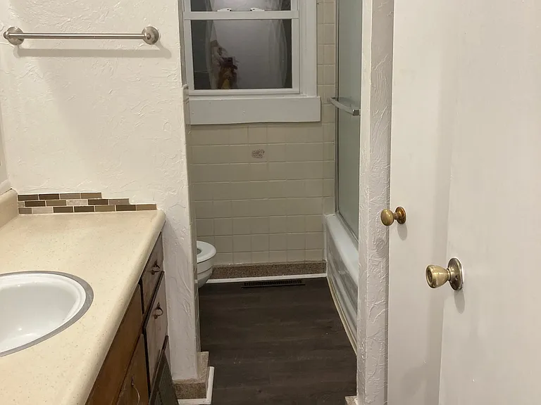 Bathroom with shower/tub and linen closet