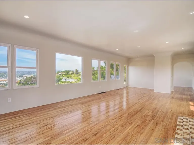 4388 Middlesex Dr — Photo 5