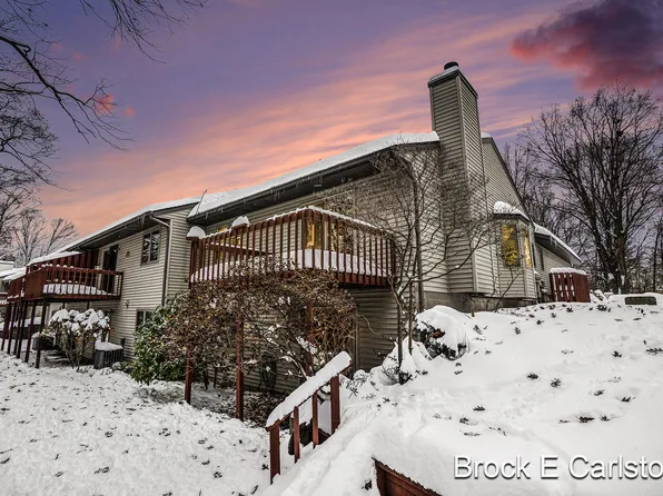 1231 Creekview Dr, Muskegon, MI 49441