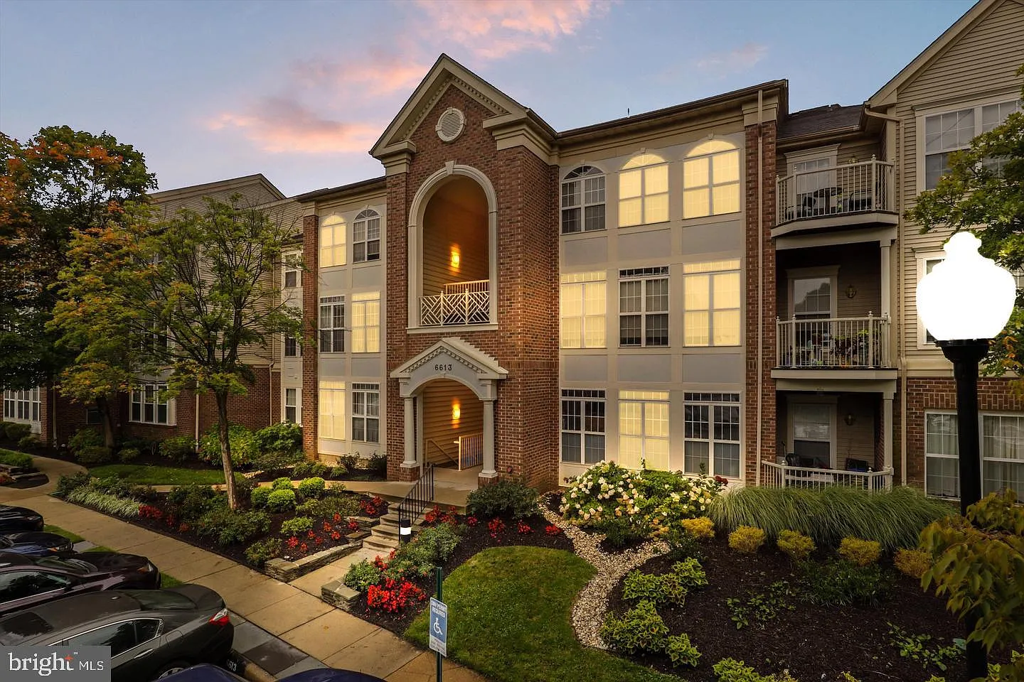 Carrdinal Place Condo — Photo 1