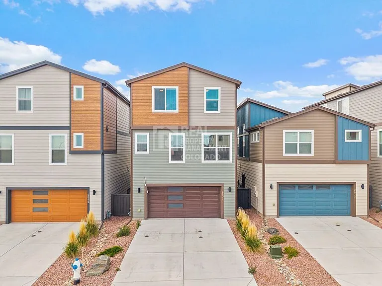 2402 Pony Club Ln — Photo 2