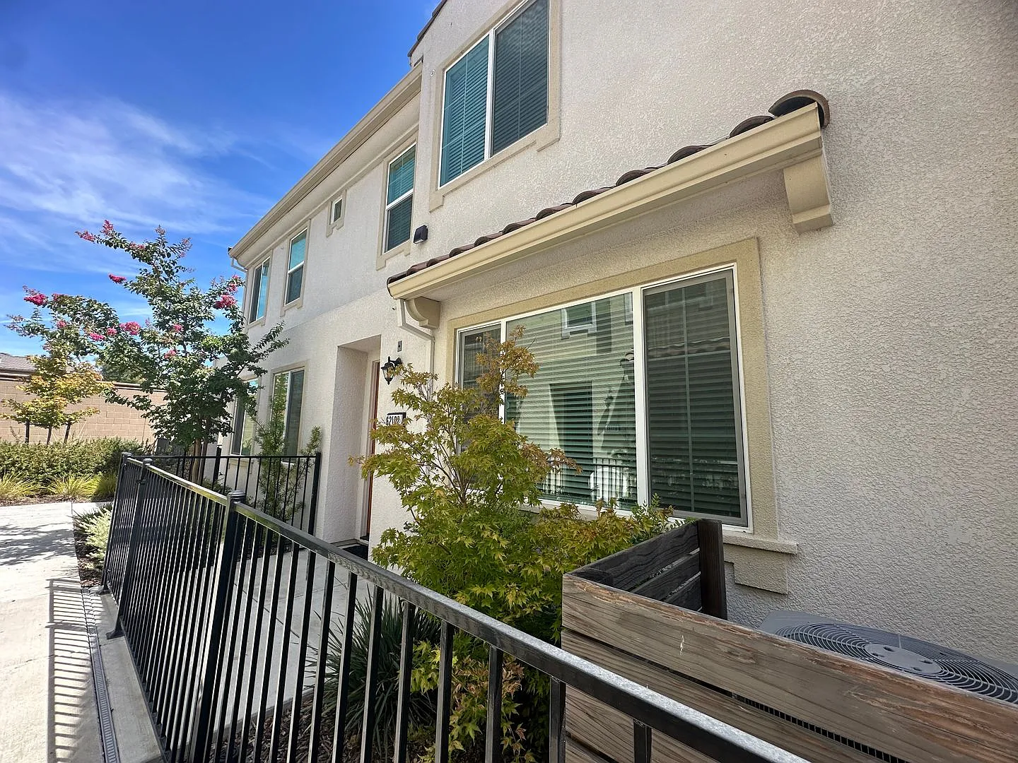 Available Now Modern, Well-Maintained, Energy-Efficient 3 Bed / 2 Bath! — Photo 2