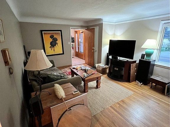 3rd image of 4230 Ingersoll Ave #303