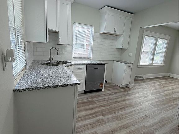 5th image of 2712 Iowa St