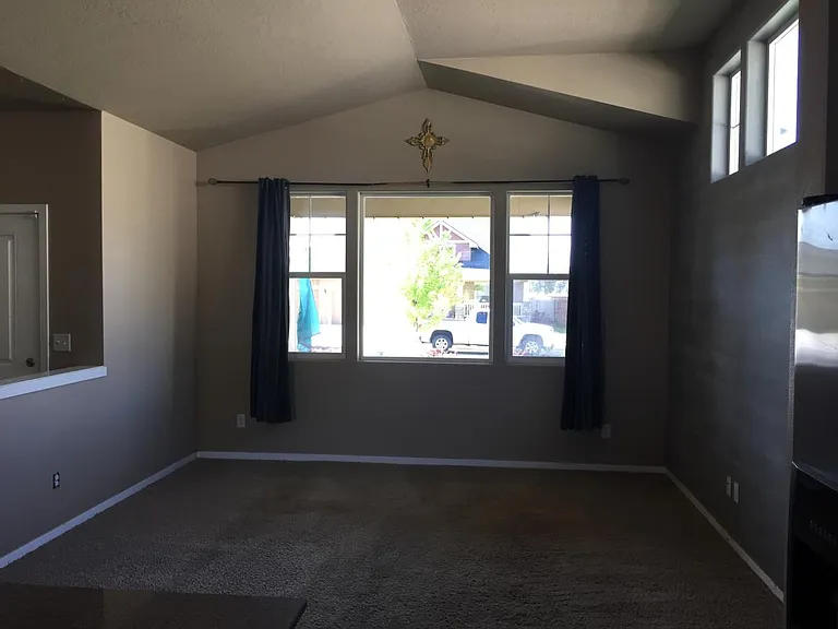 719 E Colbert Rd — Photo 2