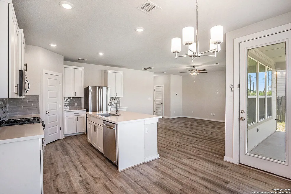 3 bed, 2.5 bath, 1714 sqft, $2,300 — Photo 4