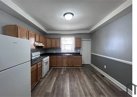 742 N Kenwood Ave — Photo 3
