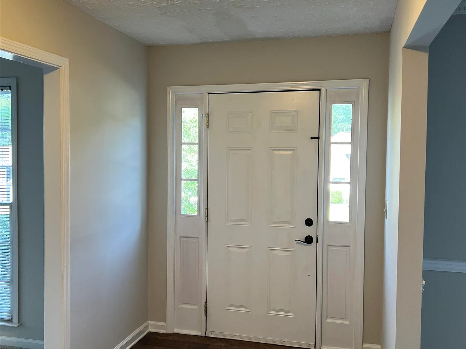 4 bed, 2.5 bath, 2471 sqft, $3,200 — Photo 2