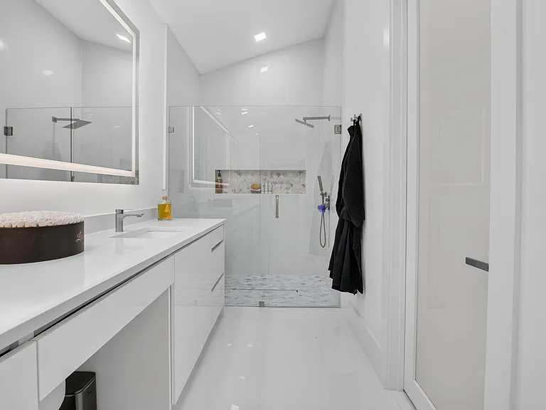 5372 NW 21st Ave — Photo 36