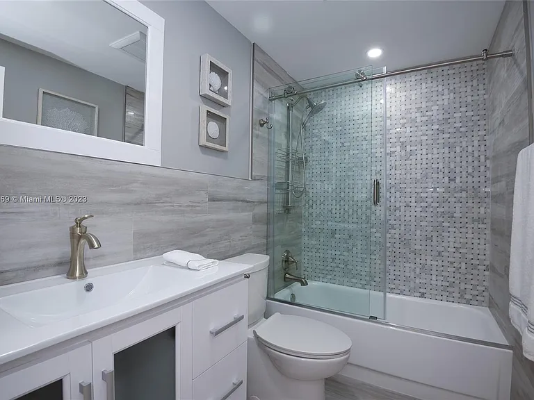 3505 S Ocean Dr #Penthouse 12 — Photo 12