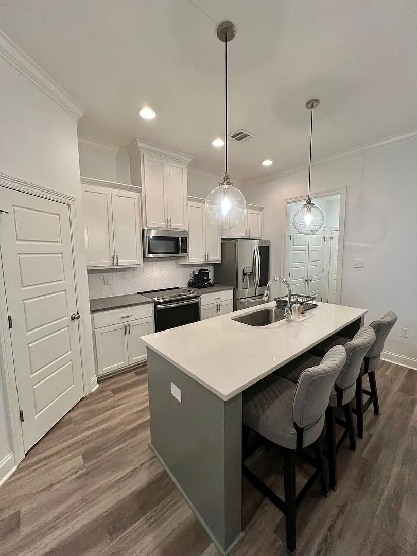 Spacious 3 Bedroom Home With All Utilities Included — Photo 4