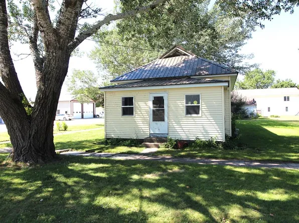 300 Moulton Ave, Farnhamville, IA 50538