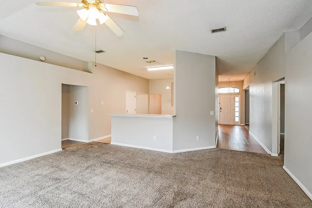 3 bed, 2.0 bath, 1839 sqft, $1,805 — Photo 4