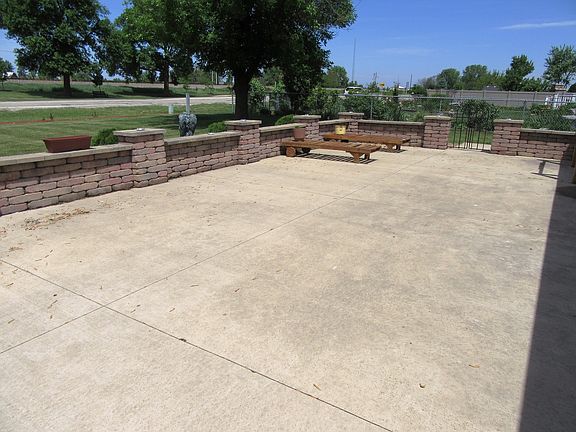 5th image of 650 Lakeview Dr