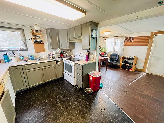 3rd image of 1099 Lakeview Dr