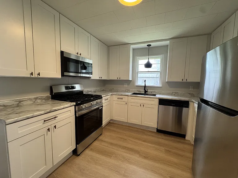 122 Lawndale Ave — Photo 3