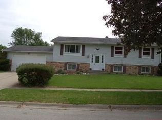 3222 New England Dr, Rockford, IL 61109