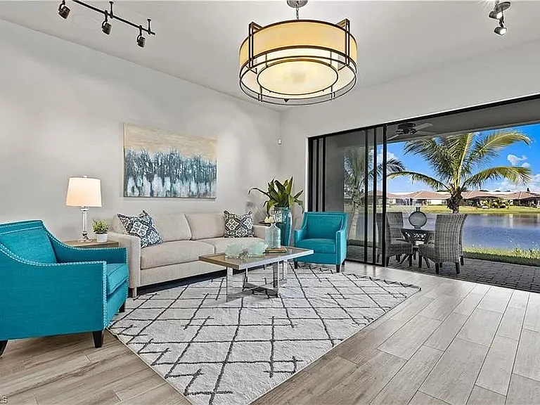 8150 Venetian Pointe Dr — Photo 4