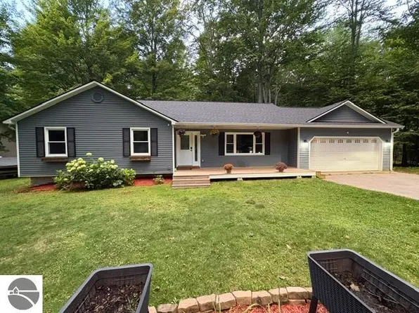 8570 Bent Pine Dr, Lake Ann, MI 49650