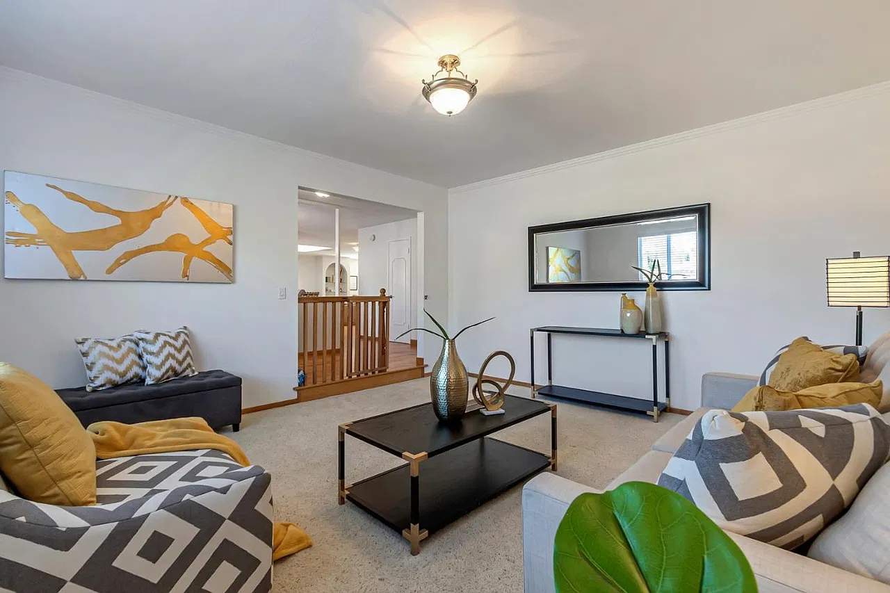 4 bed, 2272 sqft, $6,300 — Photo 1