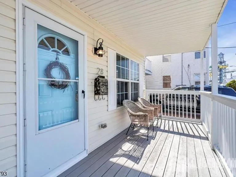 28 Bay Ave — Photo 15