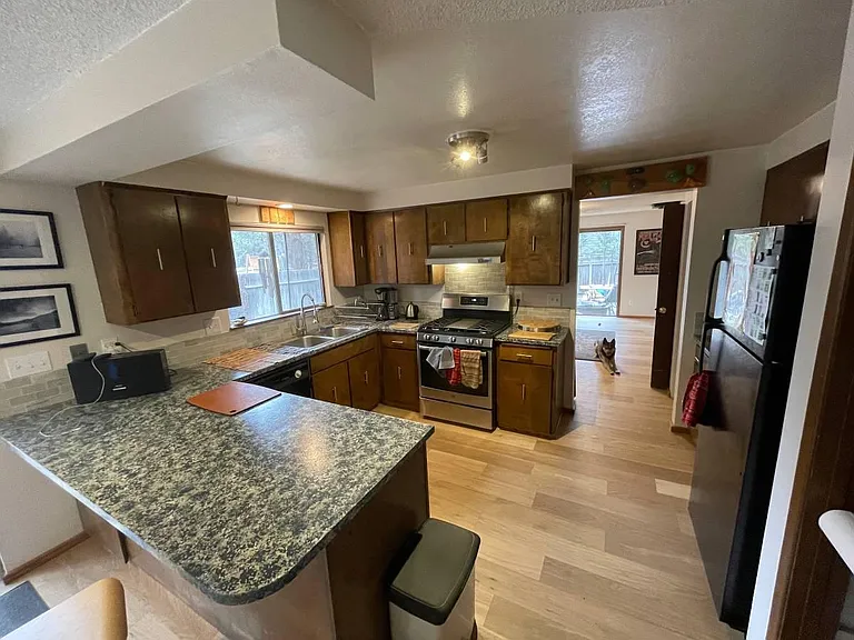 1677 SW Knoll Ave — Photo 5