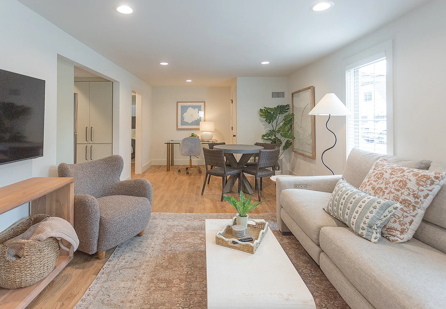 2 bed, 800 sqft, $2,000 — Photo 3