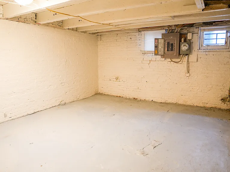 349 S Woodyear St — Photo 9