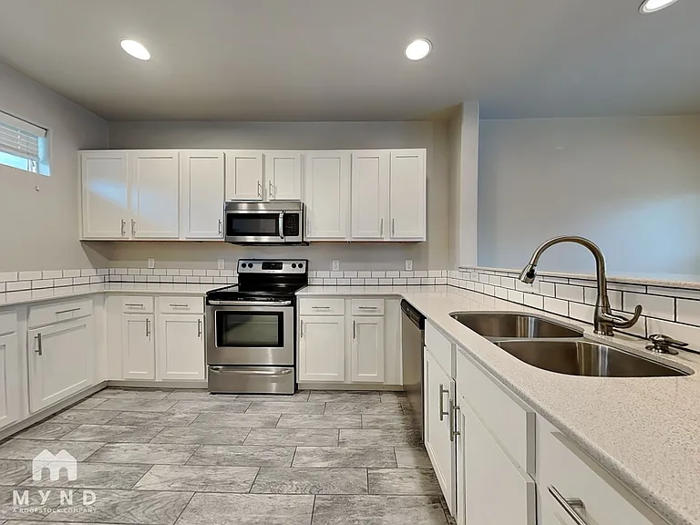 138 E Sycamore St #138 — Photo 3